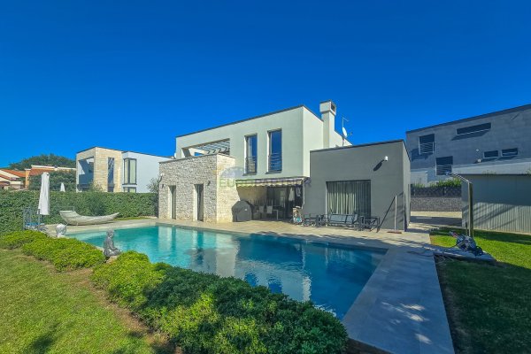 Villa moderne arhitekture i dizajna sa 4 spavaće sobe samo 2 km od centra Poreča