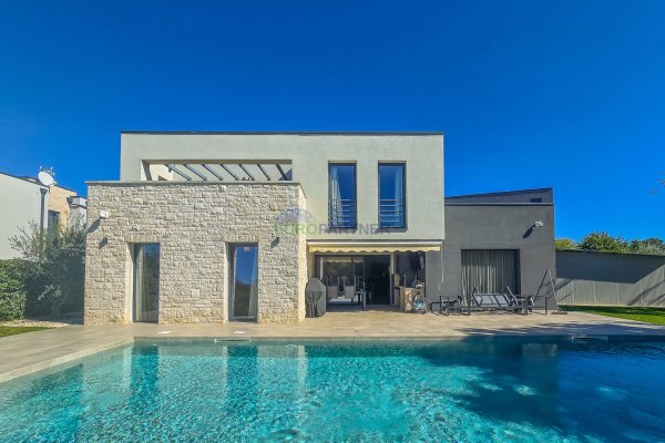 Villa moderne arhitekture i dizajna sa 4 spavaće sobe samo 2 km od centra Poreča