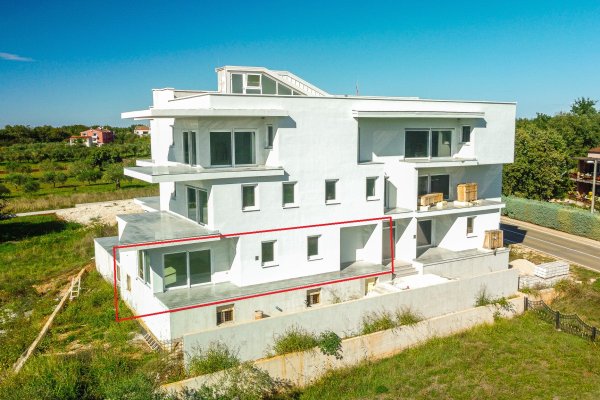 Stan s garažom 200m od mora, Umag