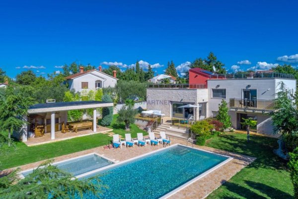 Elegant villa with large garden (1.444m2) and swimming pool (91m2)