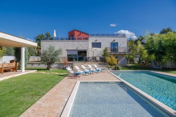 Elegant villa with large garden (1.444m2) and swimming pool (91m2)