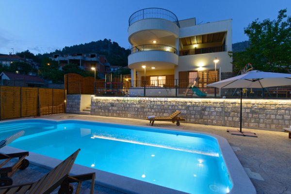 Raskošna vila sa prekrasnim pogledom u blizini Splita, prodaja