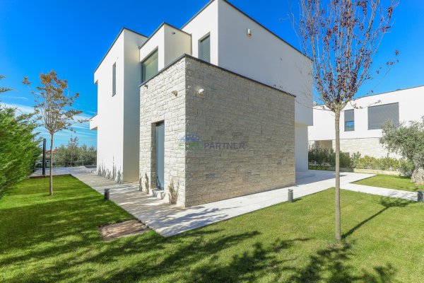 Poreč - Samostojeća luksuzna vila s pogledom na more i bazenom