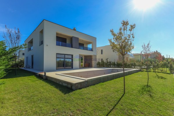 Samostojeća luksuzna vila s pogledom na more