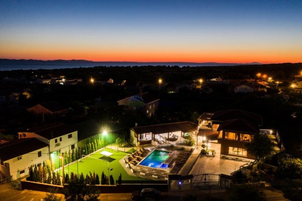 Vir, čarobna vila od 200 m2 s bazenom i pogledom na more, prodaja