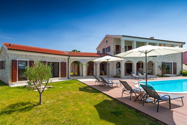 Izuzetna kamena villa s bazenom i velikom okućnicom, Sveti Lovreč
