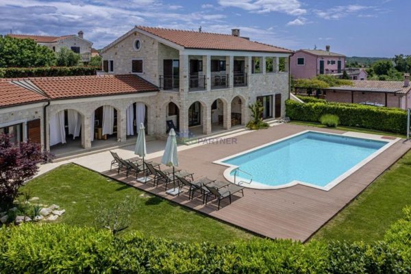 Izuzetna kamena villa s bazenom i velikom okućnicom, Sveti Lovreč