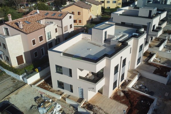 Stan u prizemlju s vrtom u novogradnji, Poreč, 1km od mora