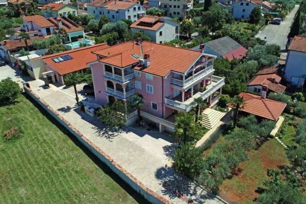Prilika za investitore!  Velika kuća s apartmanima 300m od plaže