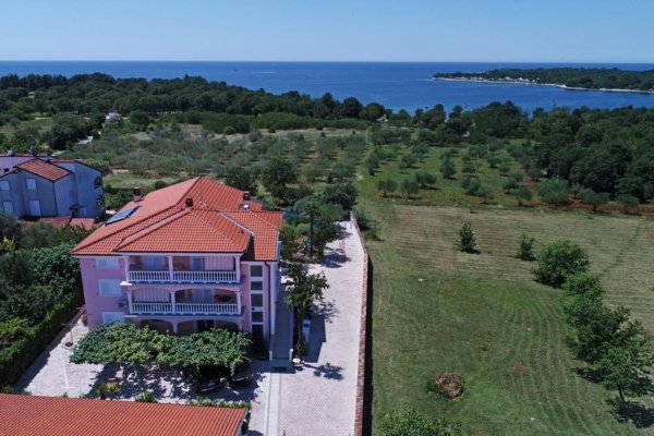 Prilika za investitore!  Velika kuća s apartmanima 300m od plaže