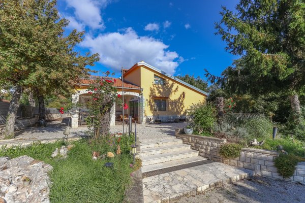 Samostojeća kuća sa 6600m2 vrta, Sveti Lovreč, Istra