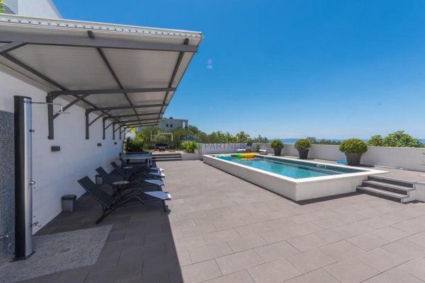 Apartmanska kuća s bazenom i s pogledom na more, Makarska, prodaja