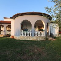 Višnjan okolica - prizemnica sa 3 spavaće sobe i velikom okućnicom - 2